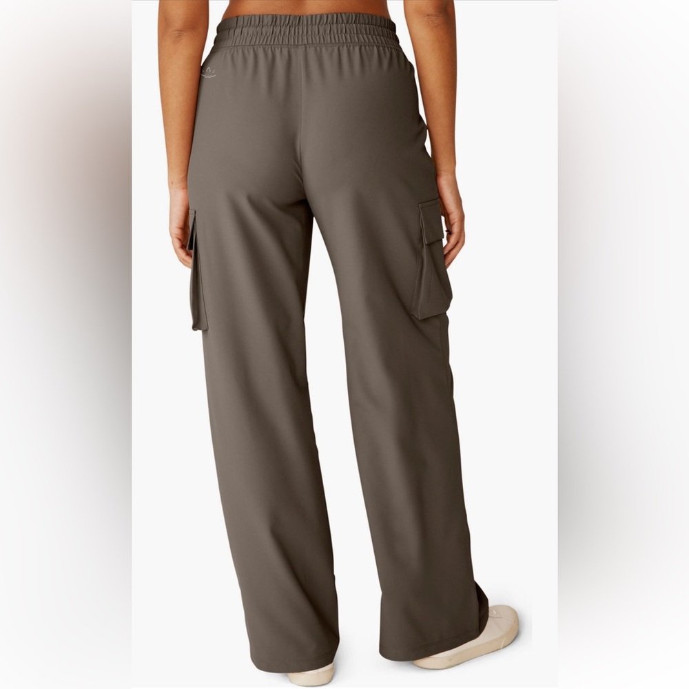 Beyond Yoga City Chic Wide Leg Cargo Pants, Size XS, Dune - Picture 4 of 7